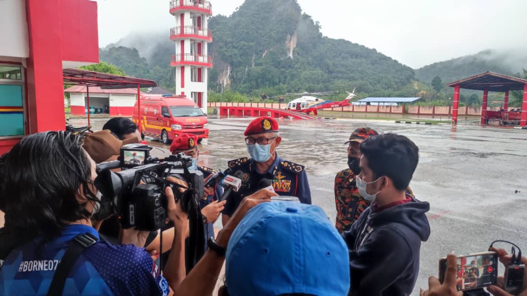 KP_bombaJBPM's tweet photo. 30.12.2021 Saya bersama Tuan Ahmad Izram bin Osman, Pengarah Bahagian Keselamatan Kebakaran serta pasukan media hadir ke BBP Gua Musang petang ini untuk melaksanakan pemantauan kawasan risiko banjir di lokasi Sungai Galas, Limau Kasturi, Sungai Negiri Bertam Baru, Gua Musang. https://t.co/J6povp4Gyv