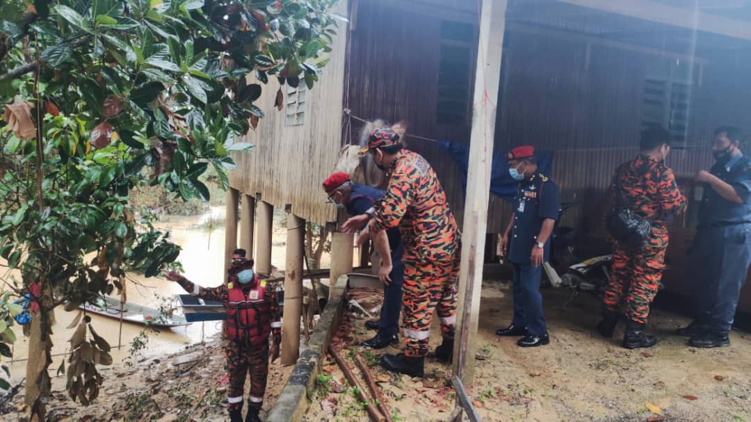 KP_bombaJBPM's tweet photo. 30.12.2021 Saya bersama Tuan Ahmad Izram bin Osman, Pengarah Bahagian Keselamatan Kebakaran serta pasukan media hadir ke BBP Gua Musang petang ini untuk melaksanakan pemantauan kawasan risiko banjir di lokasi Sungai Galas, Limau Kasturi, Sungai Negiri Bertam Baru, Gua Musang. https://t.co/J6povp4Gyv