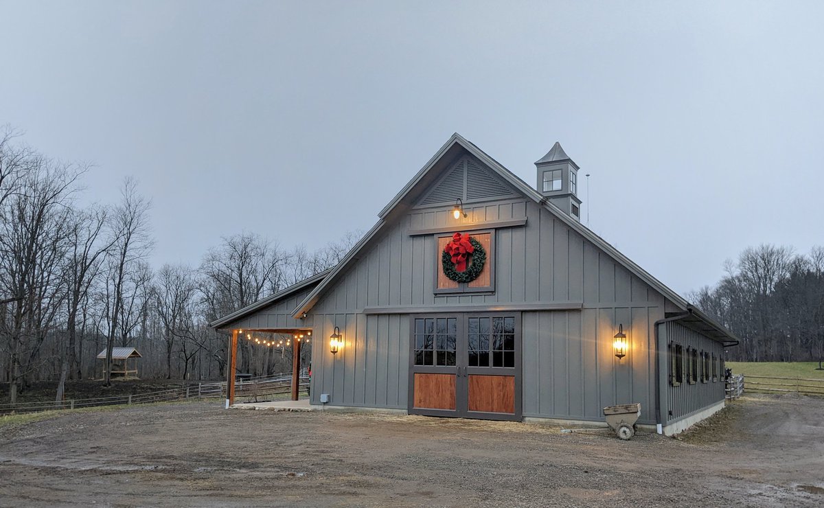 mikemikemac's tweet image. Look at this festive barn #barns🎄