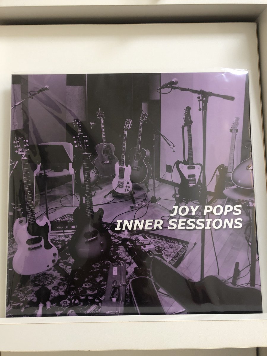 jun_official's tweet photo. 2021年大晦日。今年買った物。CD💿の新譜購入は一枚。ライブ(ギグ)は0。😬
・JOY-POPSアナログ盤「INNER SESSIONS」
・レコードプレイヤーSONY PS-LX310BT
・BluetoothスピーカーBOSE SoundLink Mini
・Gibson SG Junior
#今年買った物
#INNERSESSIONS
#PSLX310BT
#SOUNDLINKMINI
#GIBSONSGJUNIOR https://t.co/1ZrhytJ2We