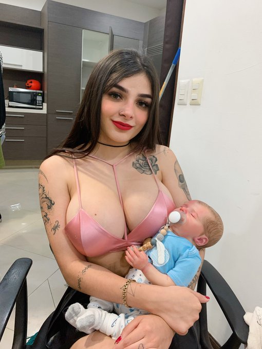 Denle rt si les gusta como me veo de mam&aacute; 😈😈 https://t.co/oONI5urVGq