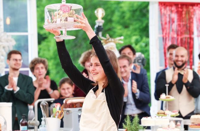 Coyote2190's tweet photo. Bravo Maud 🍰👏 Un vrai gâteau de finale avec ses 150 macarons !!! Une victoire amplement méritée #LeMeilleurPatissier #LMP https://t.co/MDRF7zWQaT