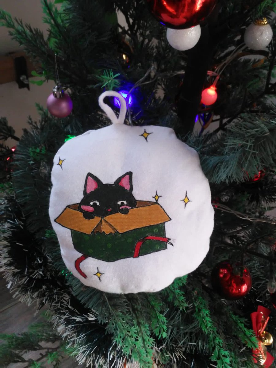 foxyblue3's tweet photo. Mis adornos para el evento de manualidades de @AuraKingdom Una almohadita del gatito negro, mi shinigami en un adorno y un santa cobayo de porcelana.PJ: AyameInoue Server: ES #aurakingdom #gamigowonders #gamigoWonders https://t.co/STsEBzDIs3