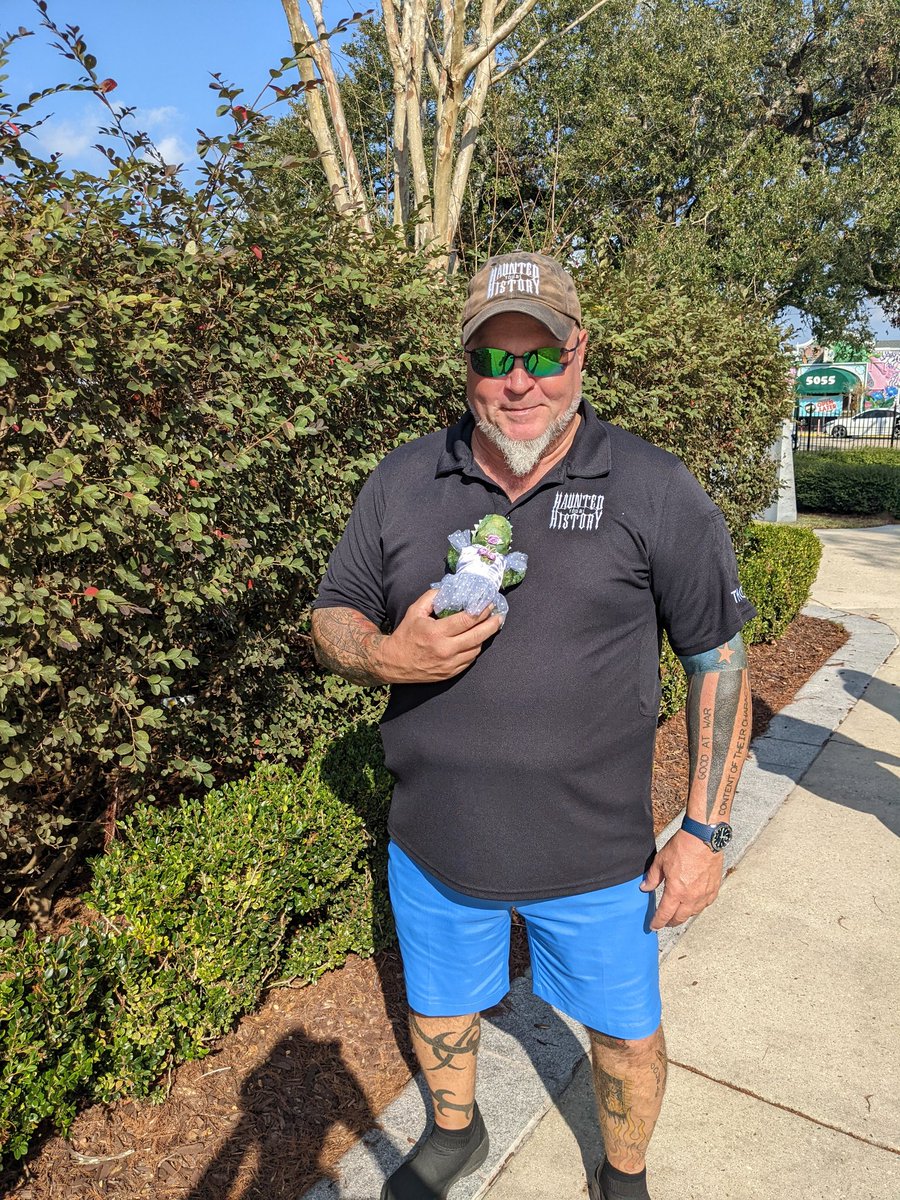 GatorOnTheGo's tweet photo. Big day! Coco went on a cemeteries and Katrina Memorial tour while I decided to stay behind on the bus and explore the city without Mr. @brafglover. https://t.co/lho8AfUc1B
