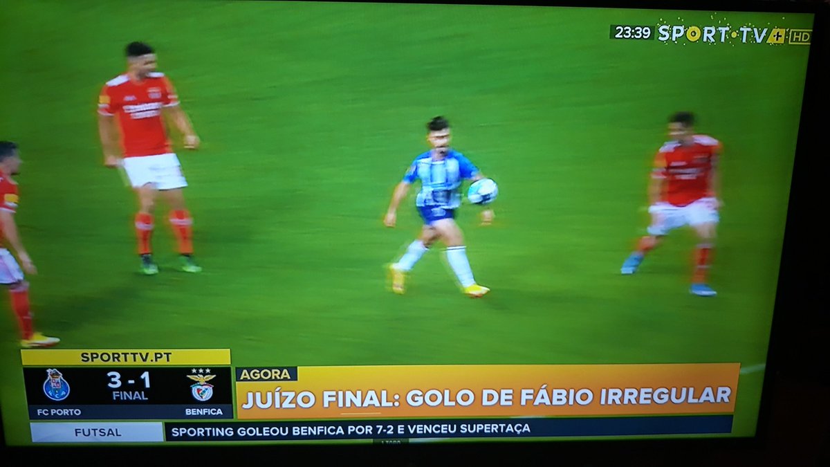 A Sport tv fez a descoberta do dia, pena foi o Var não ter feito o mesmo , sabe se lá porquê .