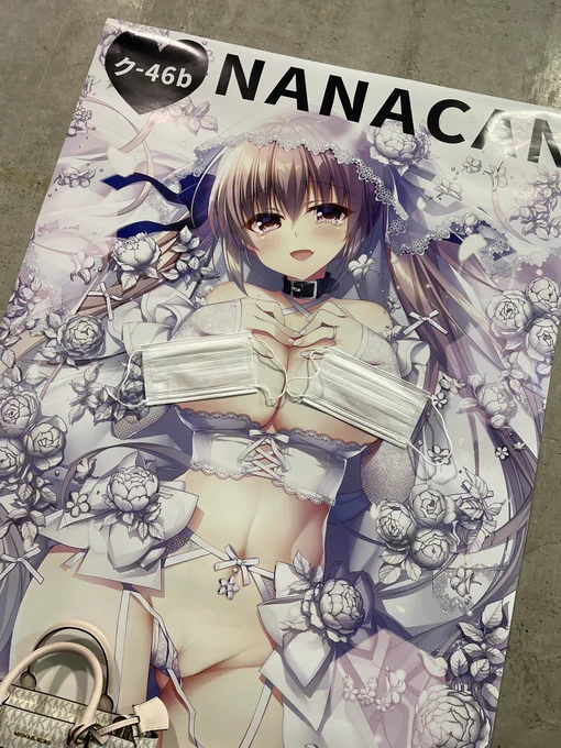 ポスターの乳首を隠せる物がない!ってことでマスクを有効活用ー✨ 