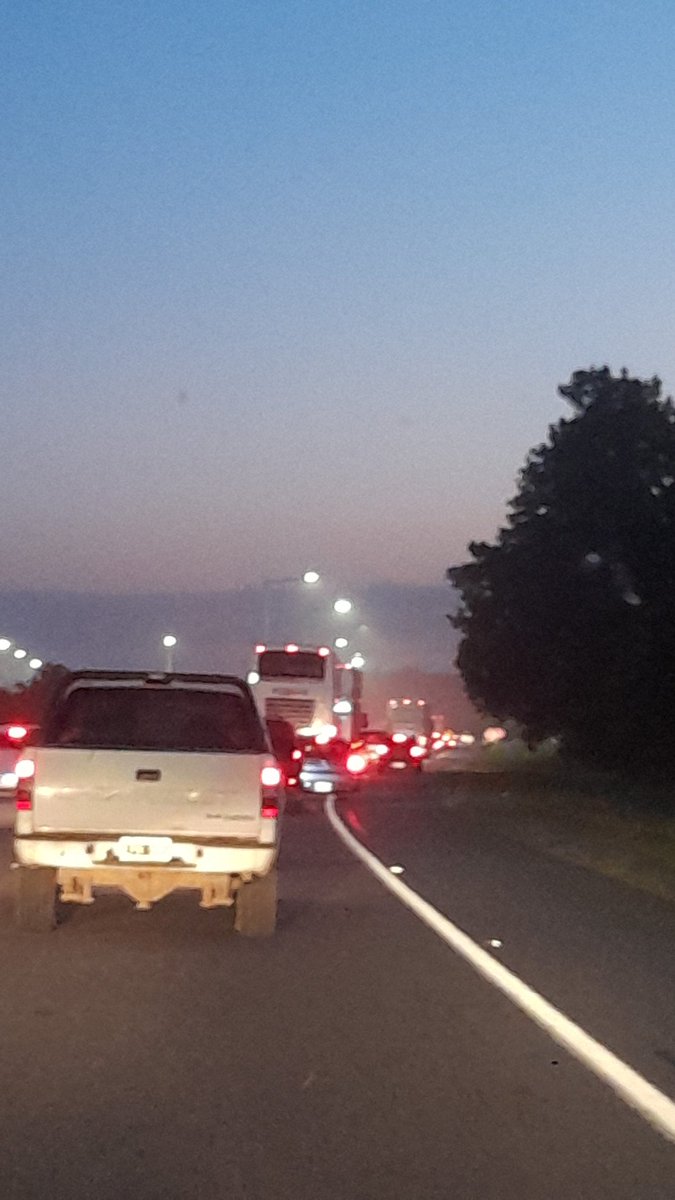 Soleada22's tweet photo. @solotransito ruta 2 parada pero siempre hay unos vivos en la banquina. No aprenden más. Altura empalme ruta 41 https://t.co/P2Z416tK3a