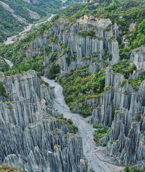 BPKGuide's tweet photo. The Putangirua Pinnacles are only a couple of hours out of Wellington. A great weekend getaway!
πͺπ· Astounding shot by the marvelous @kiwidroneography
#NewZealand #NZtravel #NZPocketGuide #Wellington https://t.co/8DxtQKAkb6