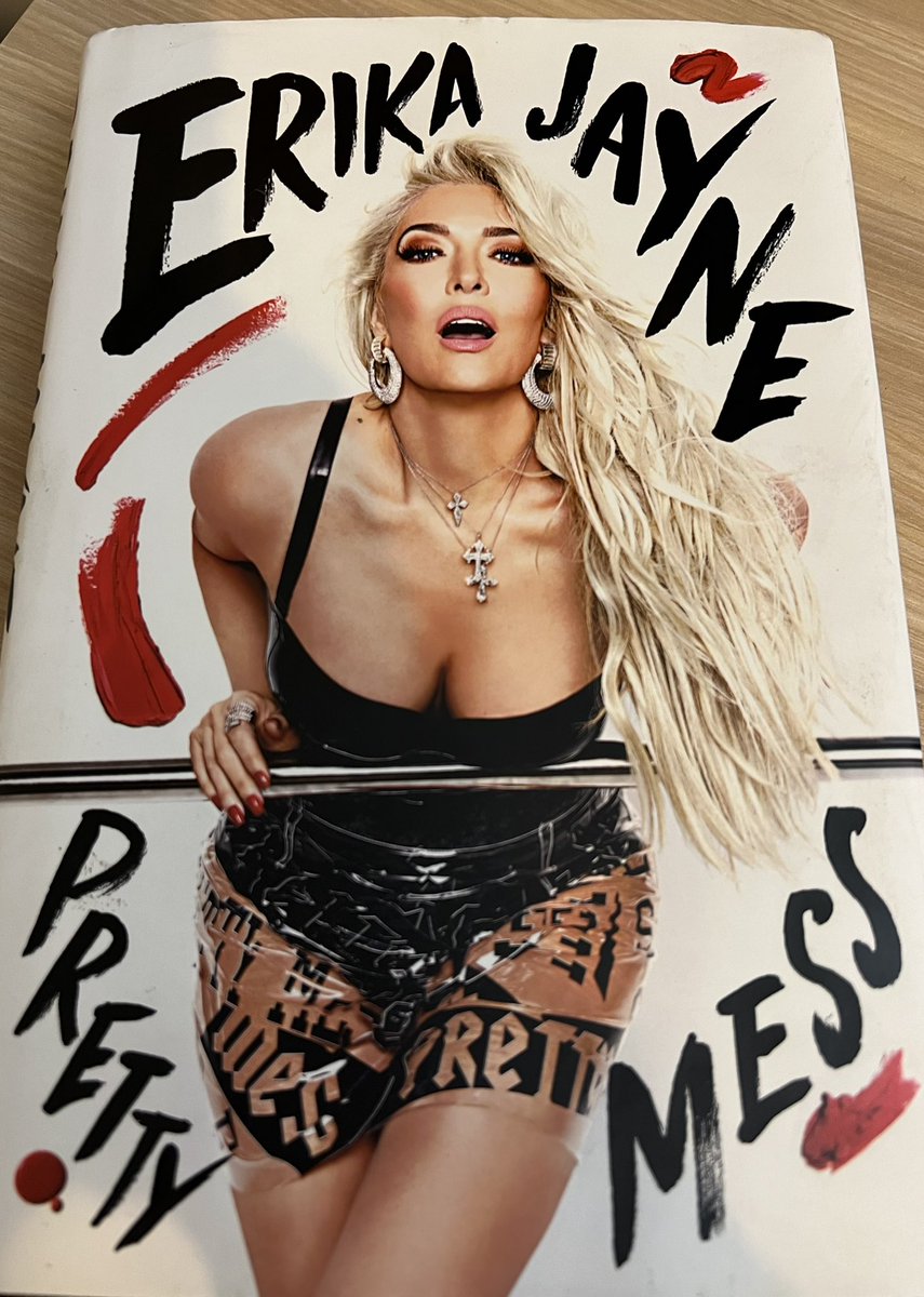 toxicbrit's tweet image. Just recieved @erikajayne #prettymess book. 💖