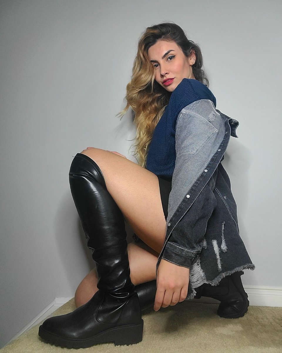 AliciaAtout's tweet photo. Ready to kick 2022's ass. #TheInterviewQueen https://t.co/4vZXwZkS8z