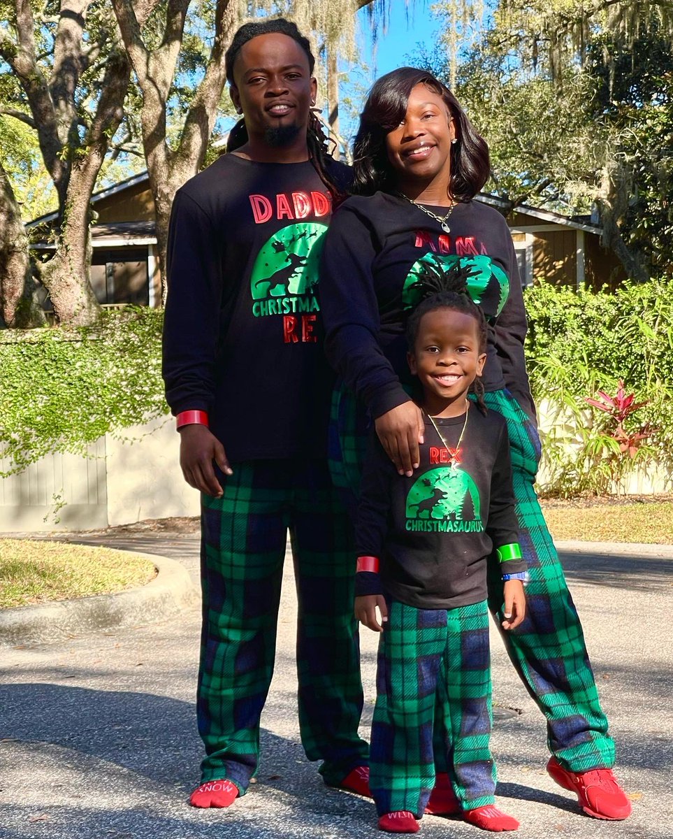 CoachSmarwt's tweet photo. Fam(ily) means forever #TheDreamTeam 🤞🏾 https://t.co/TpaRE3u6li