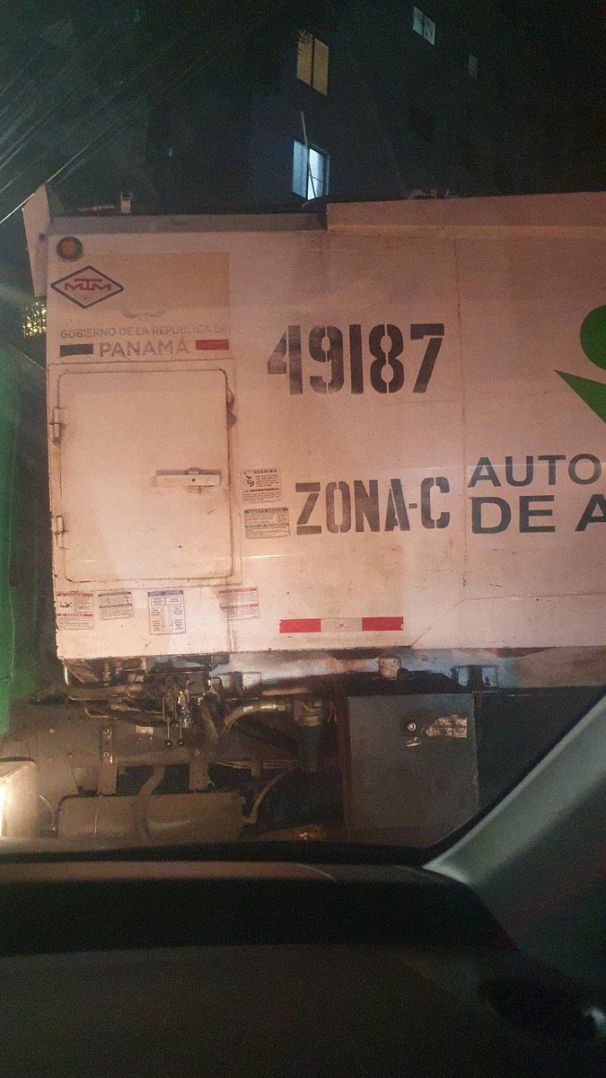 angielei's tweet photo. @AAUD_Panama así, dejando toda la basura en la calle y tomándose su tiempo para socializar entre ellos, va este camión con la cuadrilla dizque aseando... https://t.co/tJWNtBxsev