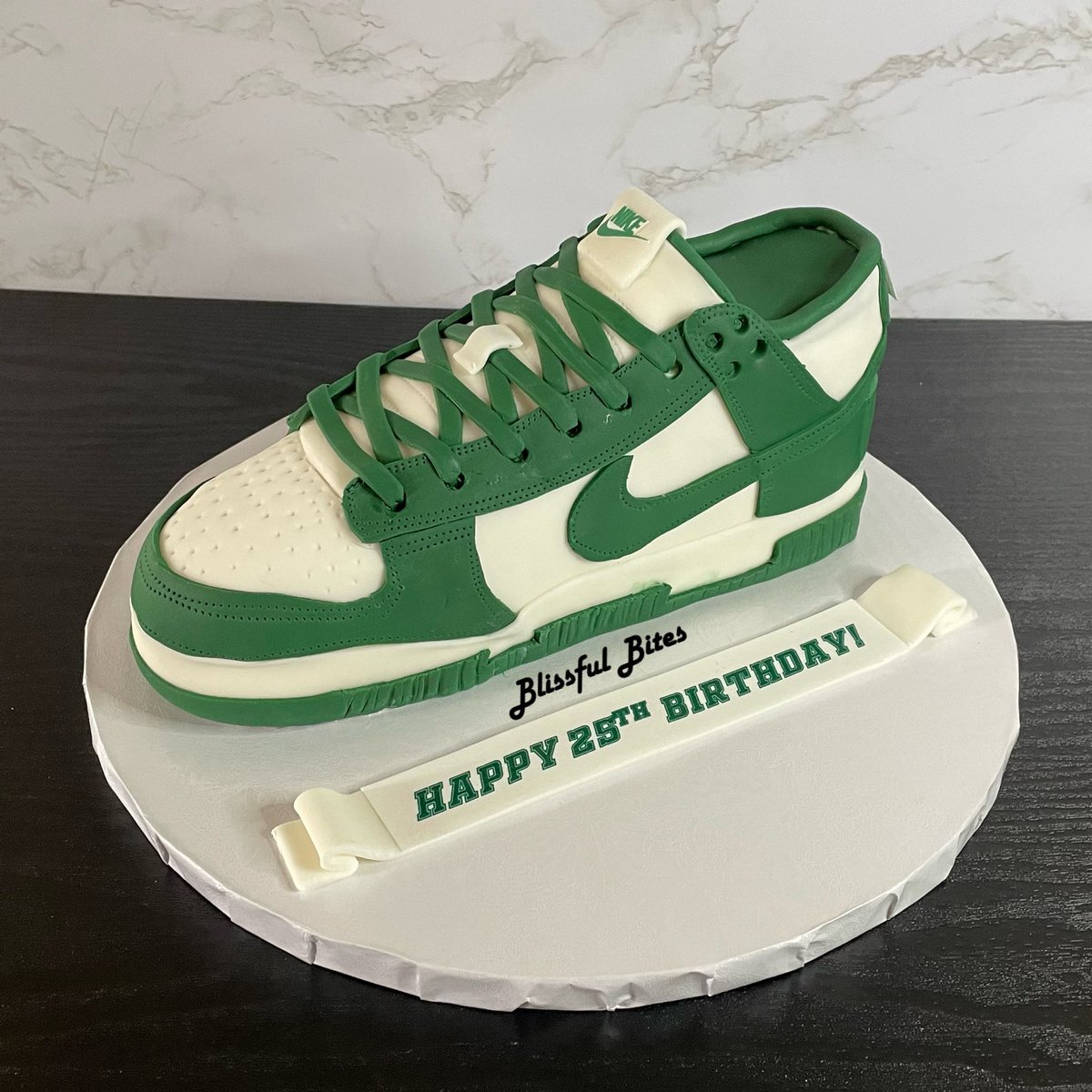 IAmDL88's tweet photo. My client loved his sneaker cake๐ I love seeing my clients reactions. #LoveWhatIDo #LowDunks https://t.co/QXGJe8nUuB