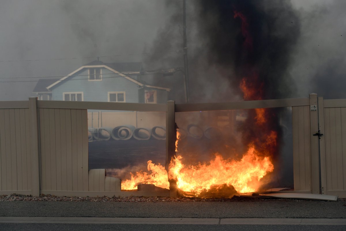 denverpost's tweet photo. LATEST: The wildfires burning in Boulder County have grown to 1,600 acres. Officials said over 500 homes are thought to be impacted. https://t.co/KkEpHgBQ9O https://t.co/scDVBHdEYS