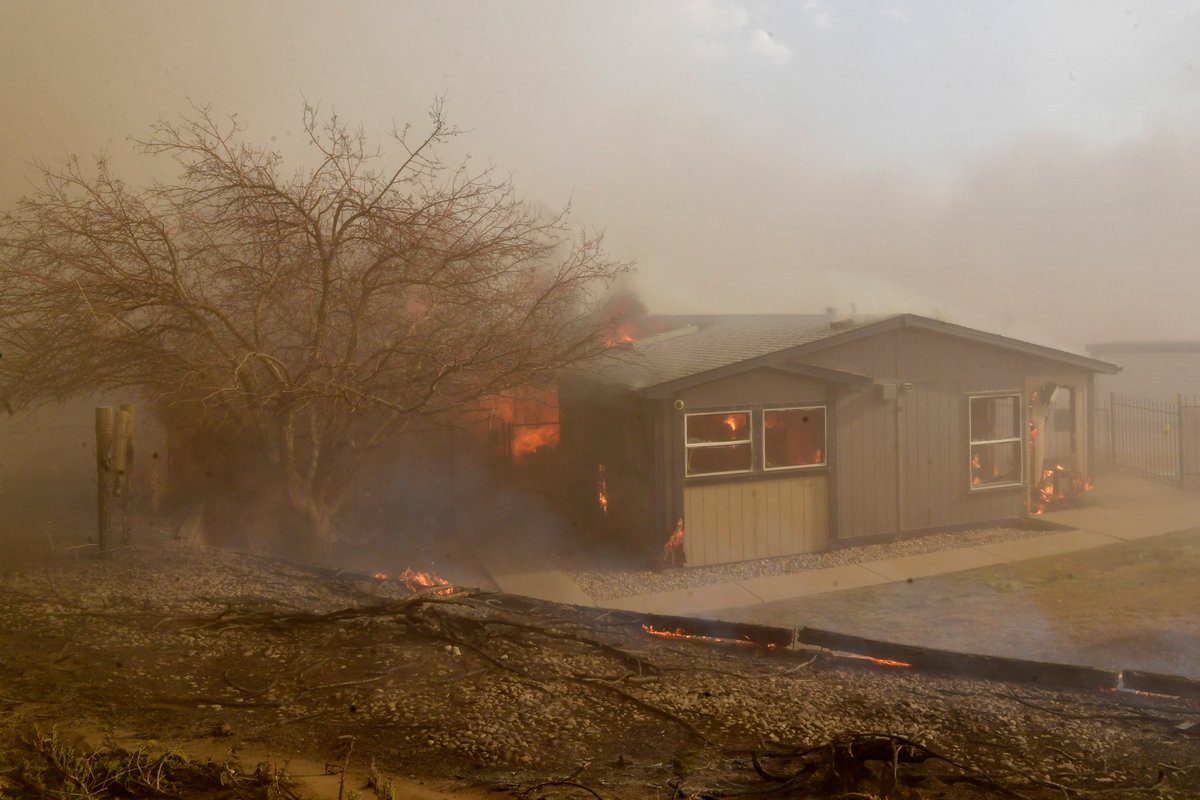 denverpost's tweet photo. LATEST: The wildfires burning in Boulder County have grown to 1,600 acres. Officials said over 500 homes are thought to be impacted. https://t.co/KkEpHgBQ9O https://t.co/scDVBHdEYS