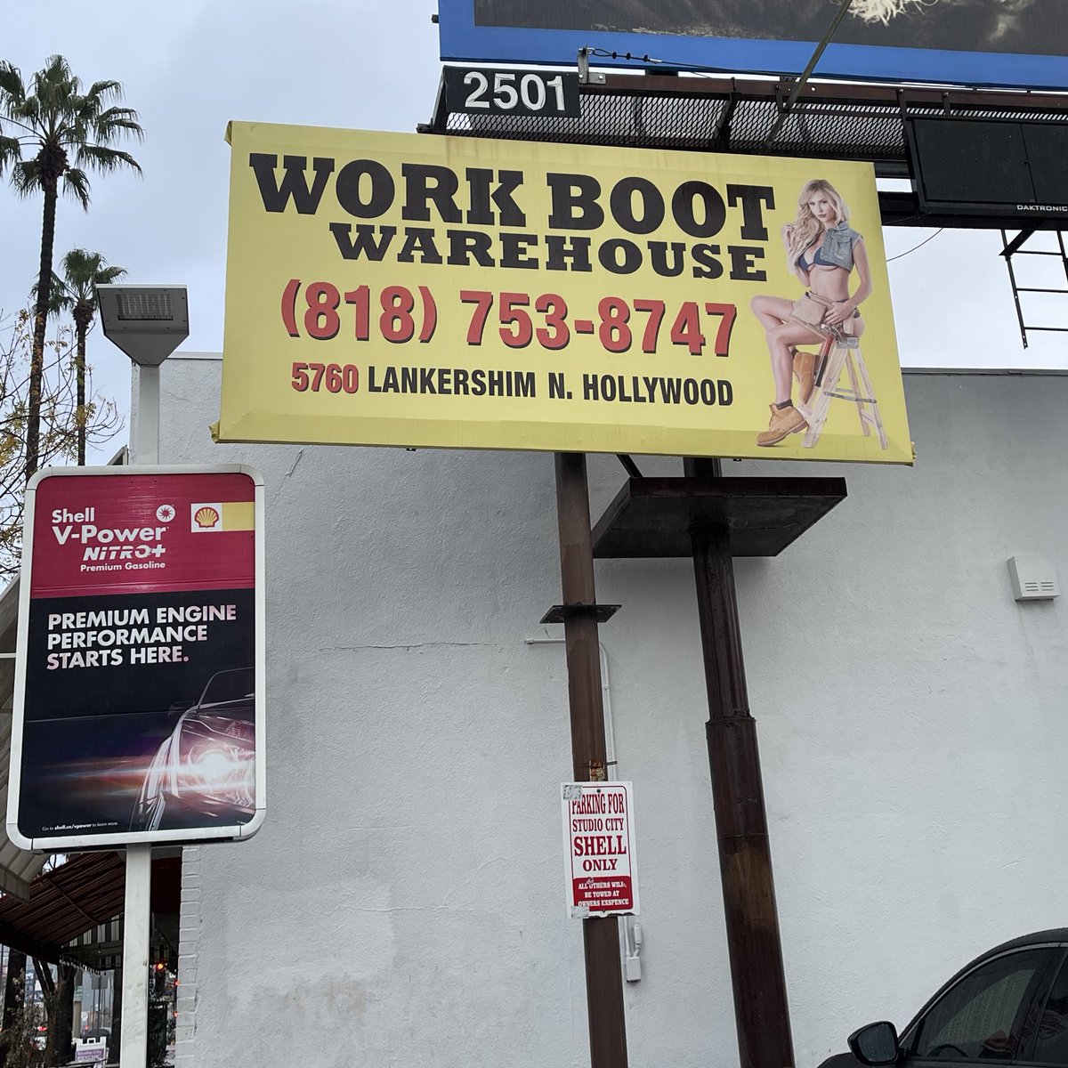 americanamemes's tweet photo. Netflix: DON’T LOOK UP

Me when I look up: https://t.co/QvSXrfOuSQ
