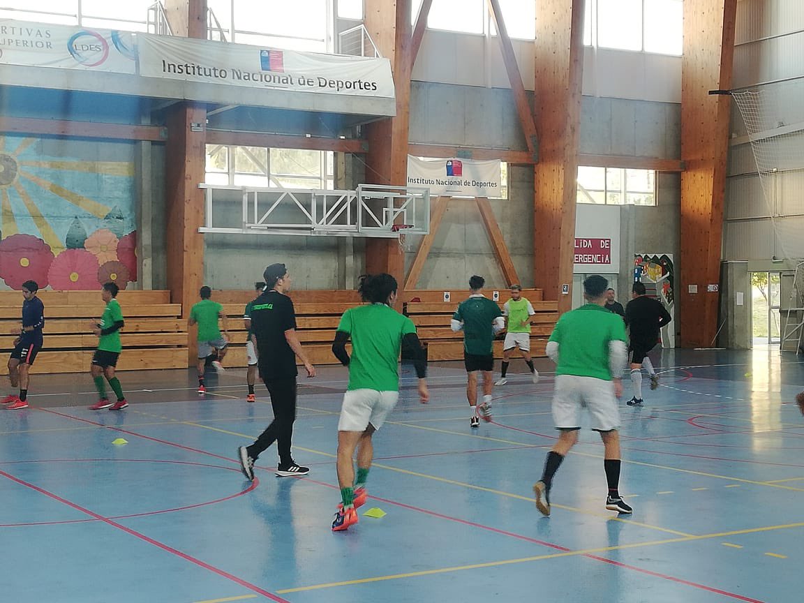 FutsalWanderers's tweet photo. Último entrenamiento del año, pensando en lo que se vendrá para el 2022. ¡Vamos con todo! 💚👀

Sponsors:

@MSLCorporateOk 
@YorkHelados 
#Kineactivochile 
#GlobalMusic 
@Mov15deAgosto https://t.co/3DCZuLXIDd