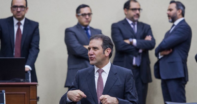 SinEmbargoMX's tweet photo. @paezvarela @DanyBarraganG 🔴#EnVivo | #LosPeriodistas

El INE tiene 262 asesores. Lorenzo Córdova, 11 con sueldos de hasta 100 mil pesos
https://t.co/0L1Z2uzW6C

• Nota completa: https://t.co/nDygUwWkRA https://t.co/IDRNyIzkKk