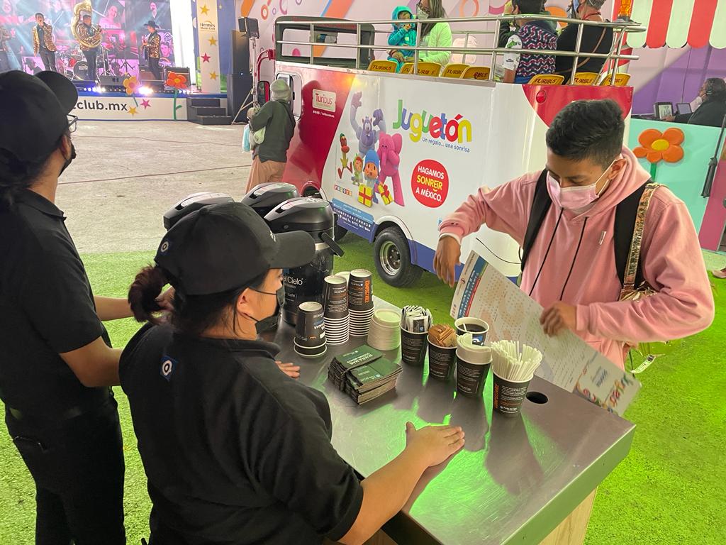 En la villa #JuguetónAzteca, nuestros amigos de <a href="/cpuntadelcielo/">Café Punta del Cielo</a> te invitan el cafecito. ¿Qué esperas para venir a donar un #juguete al contenedor central de TV Azteca Ajusco? ☕