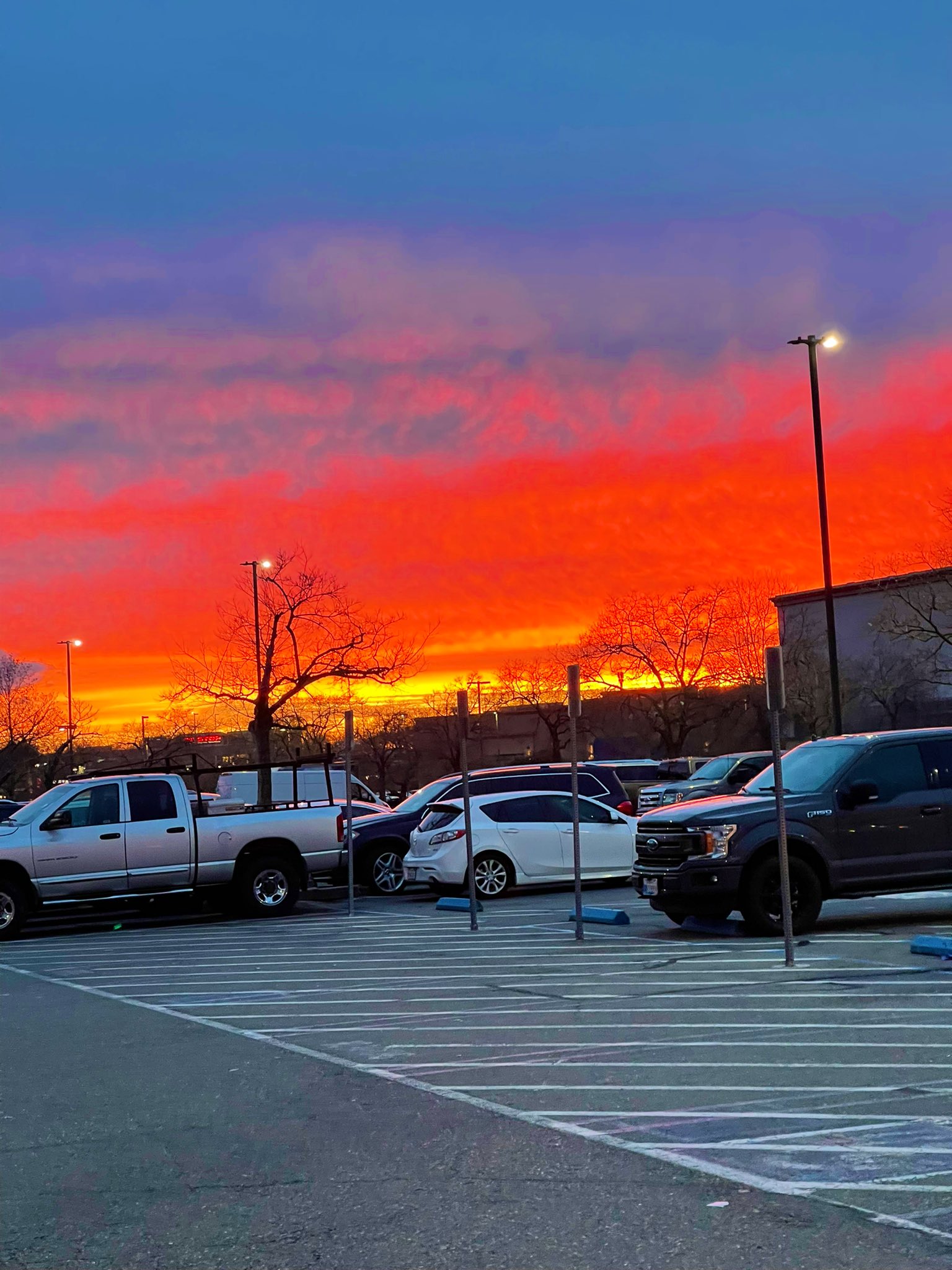 Why does it seem like some of the most beautiful sunsets I’ve seen have been from random parking lots? 😅 https://t.co/GPe0GZEOZ7