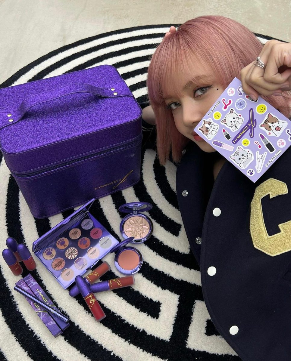 MACcosmetics's tweet photo. Looks like LISA got the best holiday gift of all: her very own M·A·C x L haul 💜✨! Grab LISA's entire limited-edition M·A·C collection now online or in-store. #MACLovesLISA https://t.co/0gpC4Yph6v