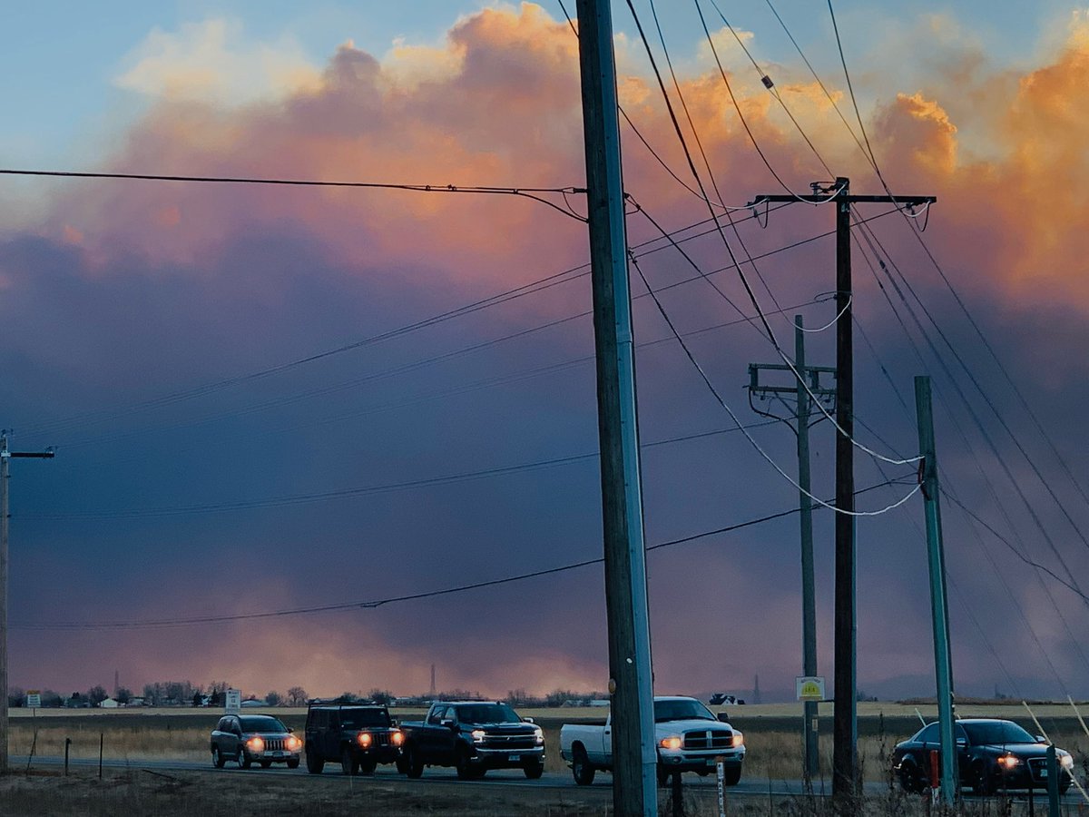 BiancaGriffith's tweet photo. A photo from my mom’s drive back to #Boulder. Stay safe everyone! #Superior and #Louisville have already lost 500+ homes 😢 Thoughts and prayers to all of the families affected and service members trying to get it under control ❤️ #Colorado #colordowildfires https://t.co/4zwDAxlRrq