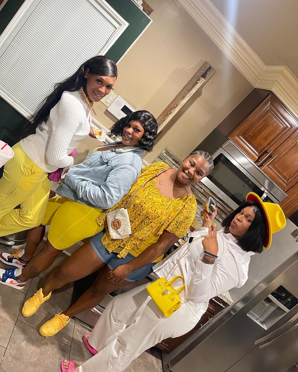 JassRawAss's tweet photo. I donβt play bout my sistersπdonβt ever fuck with em
#ripmomo
#repast https://t.co/tPkSCgJx5f
