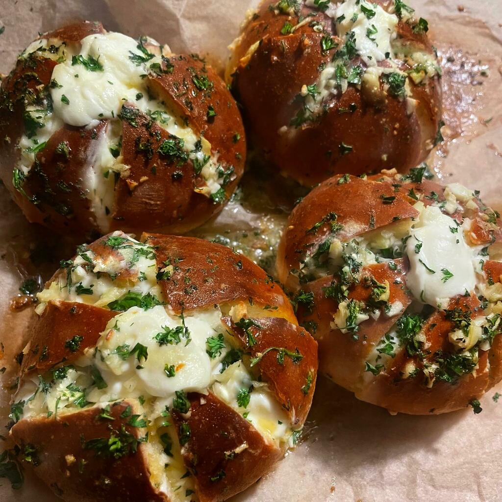 [Homemade] Korean cream cheese garlic bread #viral #trending #foodie #foodblogger #foodphotography #ff #tbt #ico
