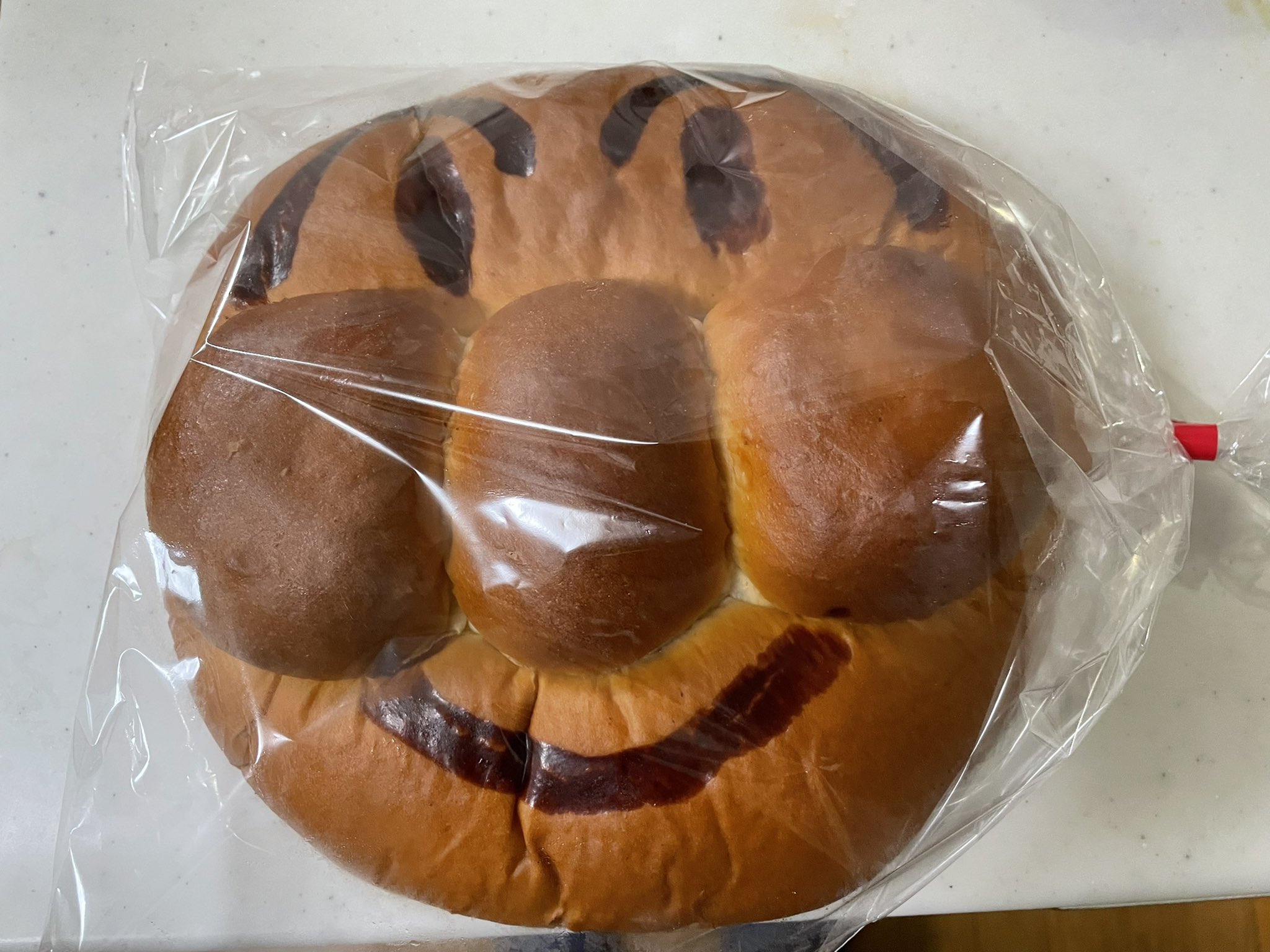 アンダーエイジ熊谷 お差し入れを頂いたーー こんなにも 食べることに罪悪感を感じる食べ物があるだろうかぁ アンパンマンごめーん お腹すいたから 感謝して美味しく頂くね ありがとーー T Co Enemdhinie Twitter