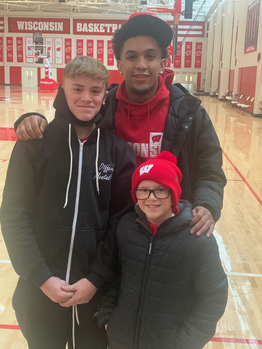 CoachShockey's tweet photo. A BIG thank you to @ChuckyHepburn for showing C.J. &amp; Pax an awesome time these last two days! Great game last night &amp; again thanks for taking the time to show us around! #ClassActAsAlways #Badgers https://t.co/rpjOIIjJeO