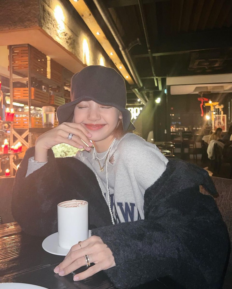 clrblln's tweet photo. Com o anoitecer veio junto o friozinho, então para não cair na mesmice de ficar em casa enrolada nas cobertas, resolvi dar uma volta para tomar algo quentinho, optei pelo bom e velho chocolate quente. Espero que estejam bem agasalhados e curtindo esse friozinho da noite como eu! https://t.co/mEQWngjAWI