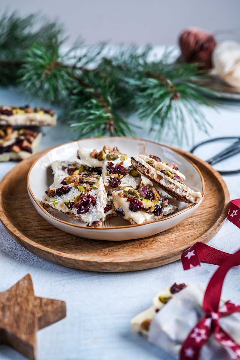 SmartbiteSnacks's tweet image. We have no idea what day is today but we know one thing for sure. We are keeping it festive with this super easy #holiday #chocolate 🍫 bark (𝘵𝘩𝘢𝘵 𝘢𝘭𝘴𝘰 𝘩𝘢𝘱𝘱𝘦𝘯𝘴 𝘵𝘰 𝘨𝘰 𝘸𝘦𝘭𝘭 𝘸𝘪𝘵𝘩 𝘺𝘰𝘶𝘳 𝘕𝘦𝘸 𝘠𝘦𝘢𝘳’𝘴 𝘌𝘷𝘦 𝘣𝘶𝘣𝘣𝘭𝘺). ⁣
bit.ly/vegan-choco-ba…