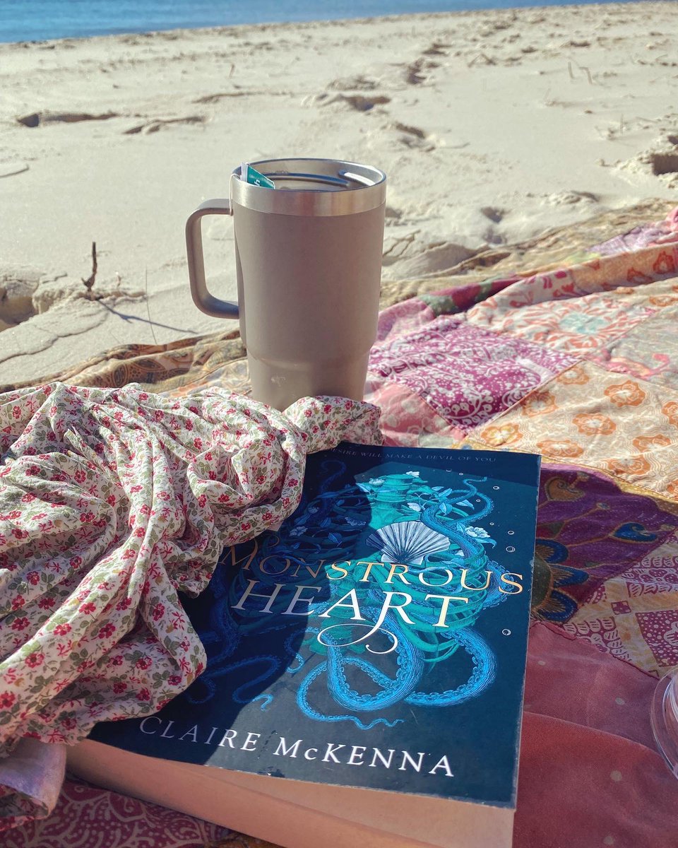 kellinthewoods's tweet photo. Celebrating the end of 2021 with a gorgeous salty book and a gorgeous salty morning. β¨βοΈππ#MonstrousHeart by Claire McKenna #reading #summerreads #fantasy #oceanreads https://t.co/JtrrTSlrcz
