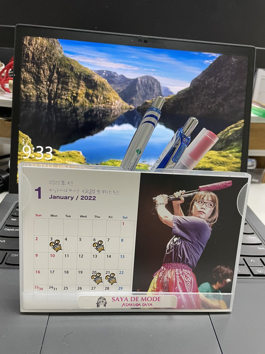sughiyama's tweet photo. @natsunoyama カレンダーもセット完了して新年を迎えるだけ(私はペン立てホルダーを継承)。ところで、Mr.伝説?のスタンプは何の日でしょうか？ https://t.co/LhEMuR75tc