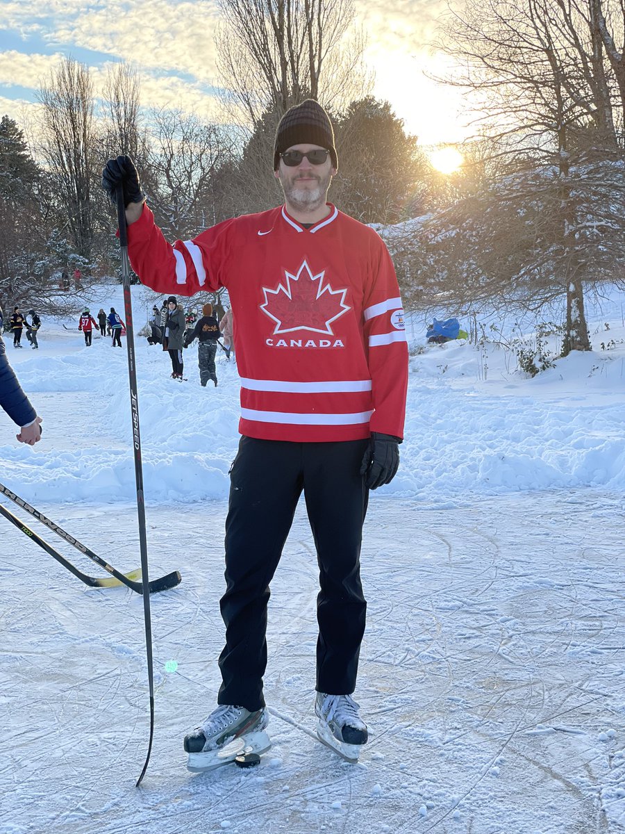 aaronrcraven's tweet photo. Pond hockey is off the bucket list.
#VancouverWinter #CanadianAF https://t.co/jM9PQhDU5J