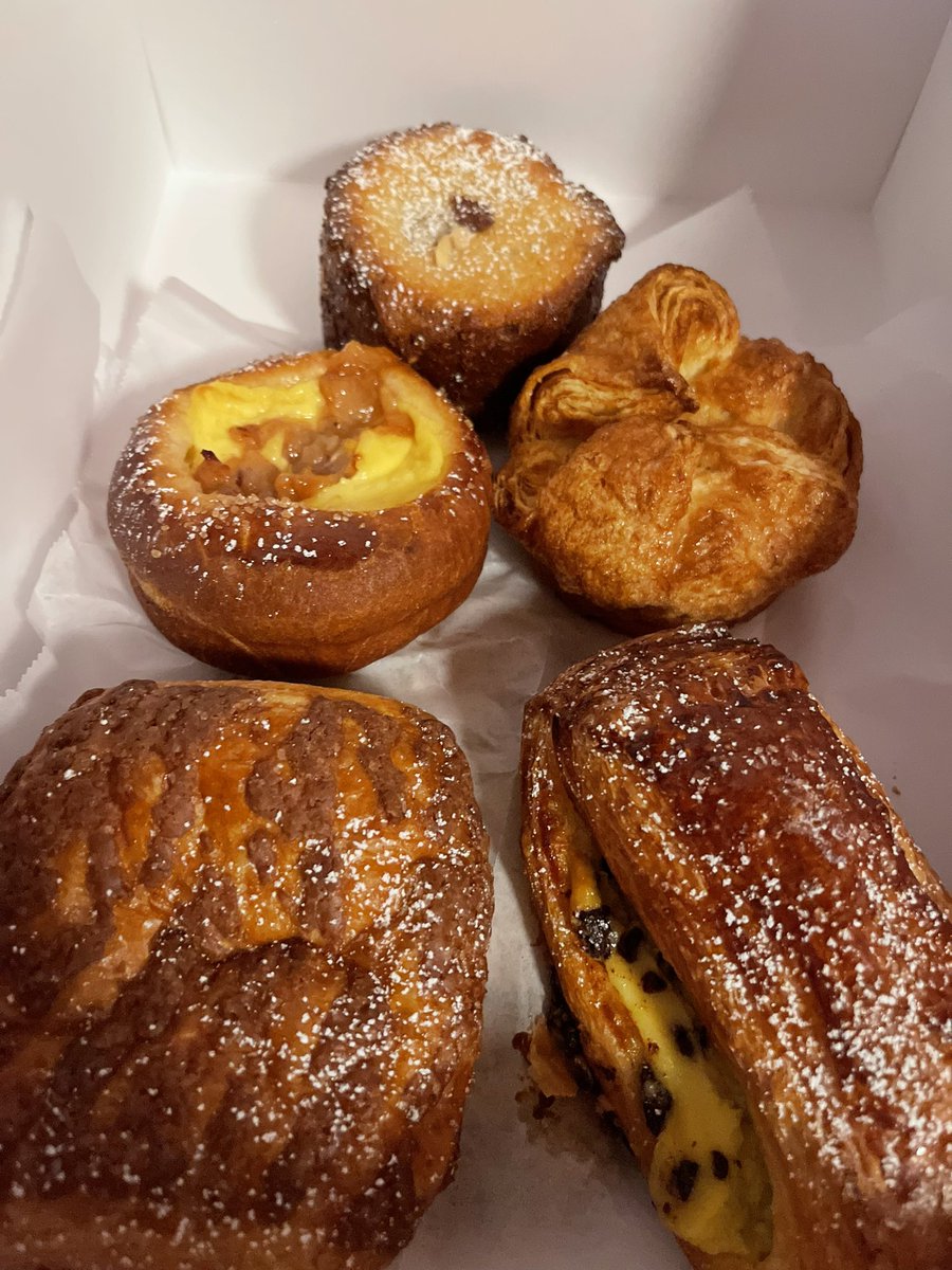 Ending the year with some special treats thanks to <a href="/discoverpastel/">Alex Diaz</a>. They now make deliveries in San Rafael so we don’t have to cross the 🌉 bridge for pastries