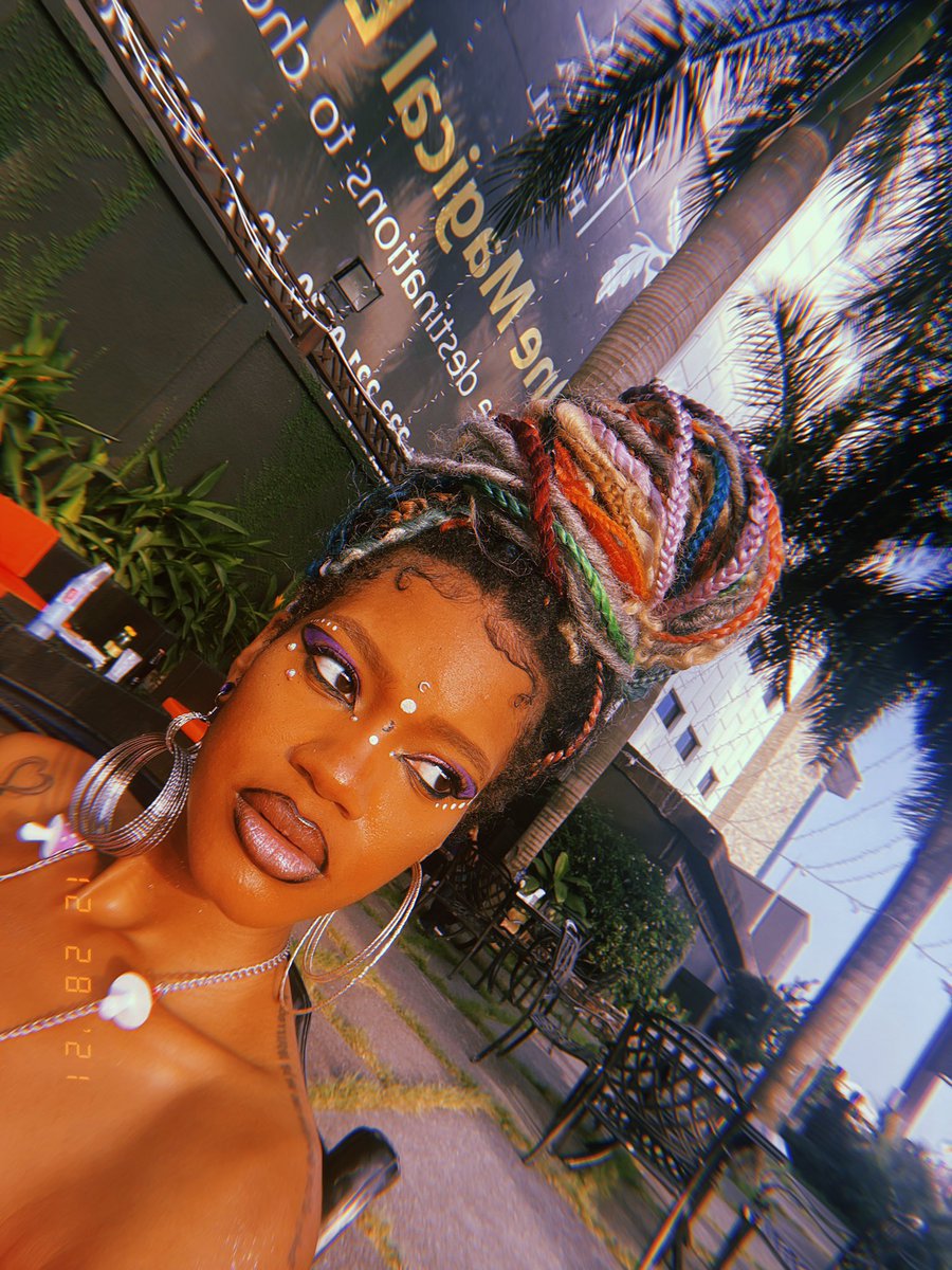 Melanesia_'s tweet photo. Festival vibes ๐ฝ๐ฎ #hippiechiklifestyle #ghana #afrochella #makeupartist #magicalaf #BlackGirlMagic #babyhairs #magicalafbraids https://t.co/OM4YS7l9Mq