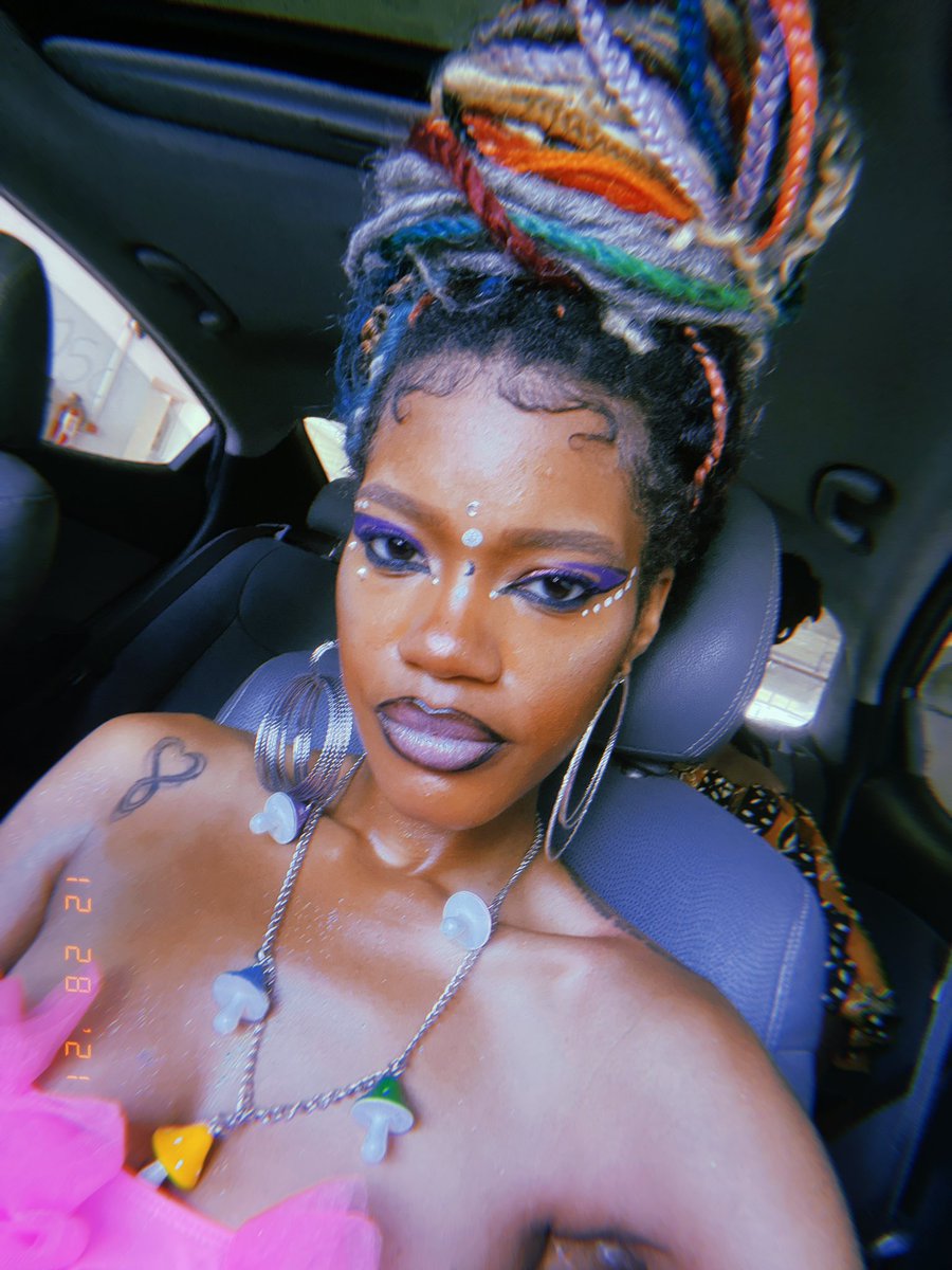 Melanesia_'s tweet photo. Festival vibes ๐ฝ๐ฎ #hippiechiklifestyle #ghana #afrochella #makeupartist #magicalaf #BlackGirlMagic #babyhairs #magicalafbraids https://t.co/OM4YS7l9Mq