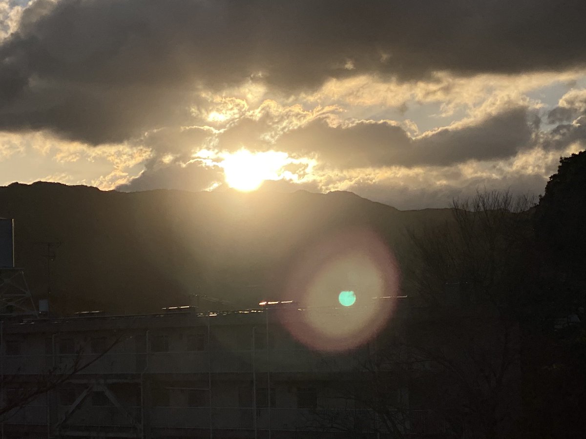 KE_key_0816's tweet photo. 2021年も今日で終わり。今年も色んなことがあったし、早かったなぁ〜。
2022年も頑張るぞぉ！💪😆
 #初日の出  #桜  #花火 #秋  #春夏秋冬
  #2021年自分が選ぶ今年の4枚  #2021年を振り返る  #2021年を写真4枚で振り返る https://t.co/paIZzmlOBh