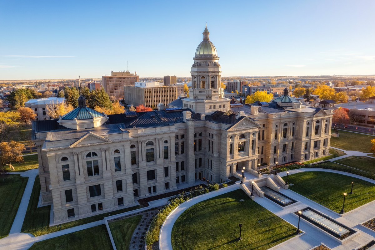 unplannedcreate's tweet photo. State Capitols through the seasons ❄️🍂🌱 Which state should I visit next? https://t.co/Nhqu24FD8Z
