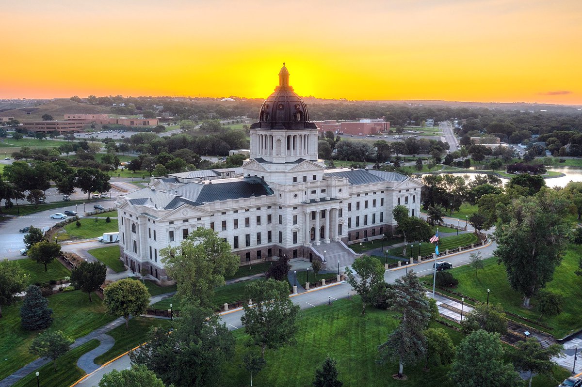unplannedcreate's tweet photo. State Capitols through the seasons ❄️🍂🌱 Which state should I visit next? https://t.co/Nhqu24FD8Z