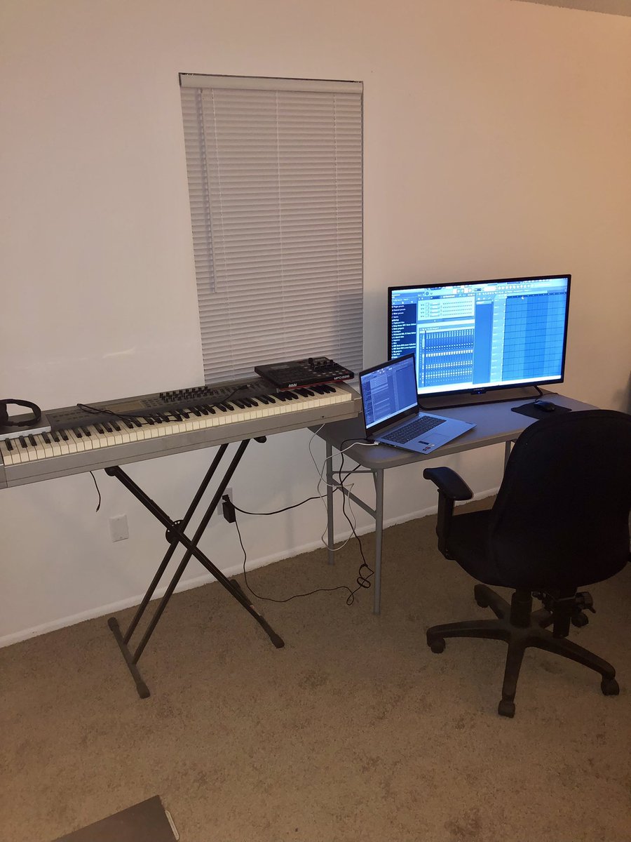 Finally getting settled in at the spot. Setting up for #2022 still need few more items and I’ll be set. #lockedin🔐 #mode 

#producer #producerlife #producergrind #producerlifestyle #beatmaker #beatmakerlife #beatmakerproducer #beatmakersworldwide #beatmakersworld