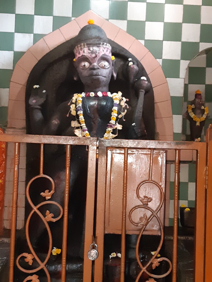 GodboleSandeep's tweet image. गंजीचा मारुती (Haystack Maruti) temple at Nana Peth #Pune has one of the largest Hanumant moorti in Pune. गंजी means haystack or grass bundle. In historical times likely that there may have been fields or markets that stocked fodder or grass nearby. #KnowPune #UnusualNames