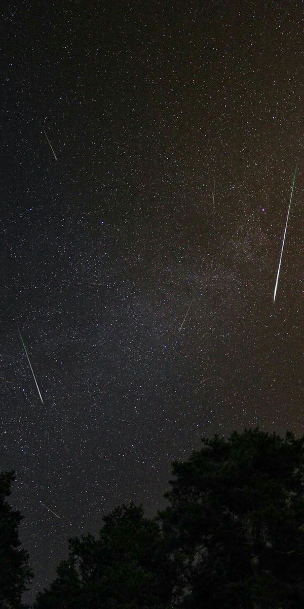 Que lluevan estrellas felices en nuestro cielo, conjunción de luces formen destellos de sonrisas en nuestras vidas, que vibre todo lo bueno, lo positivo, que una estrella brillante te traiga a mi tierra
para abrazarte y sentir tu
latir junto con el mío. 
Mi alma._