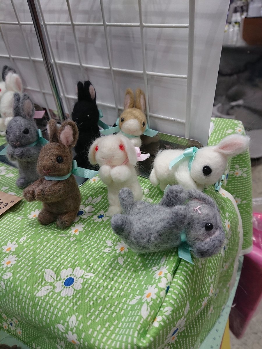 WALNUTFOREST's tweet photo. 羊毛うさぎたちのが風でバタバタ倒れる😱
早くシャッター閉まらないかなぁ

 #C99A  #WALNUTFOREST  #西は08b https://t.co/t0wNfK6ATk