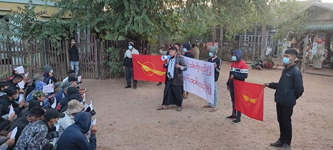 Ahnd66's tweet photo. "Welcome The New Year — Overthrow The Fascism"

Anti-coup revolutionary guerrilla strike in Kyauk Hmaw Sanpya Village, #Yinmarpin Township.

#Dec31Coup   
#FederalDemocracyNewYear2022
#WhatsHappeningInMyanmar https://t.co/s23AKr2Hvf