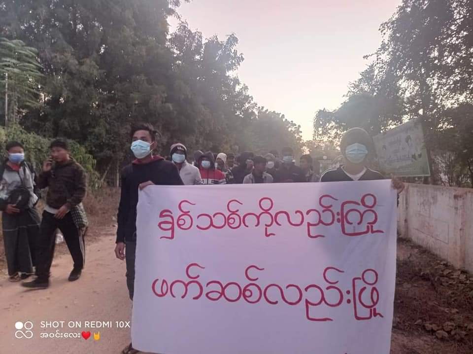 Ahnd66's tweet photo. "Welcome The New Year — Overthrow The Fascism"

Anti-coup revolutionary guerrilla strike in Kyauk Hmaw Sanpya Village, #Yinmarpin Township.

#Dec31Coup   
#FederalDemocracyNewYear2022
#WhatsHappeningInMyanmar https://t.co/s23AKr2Hvf