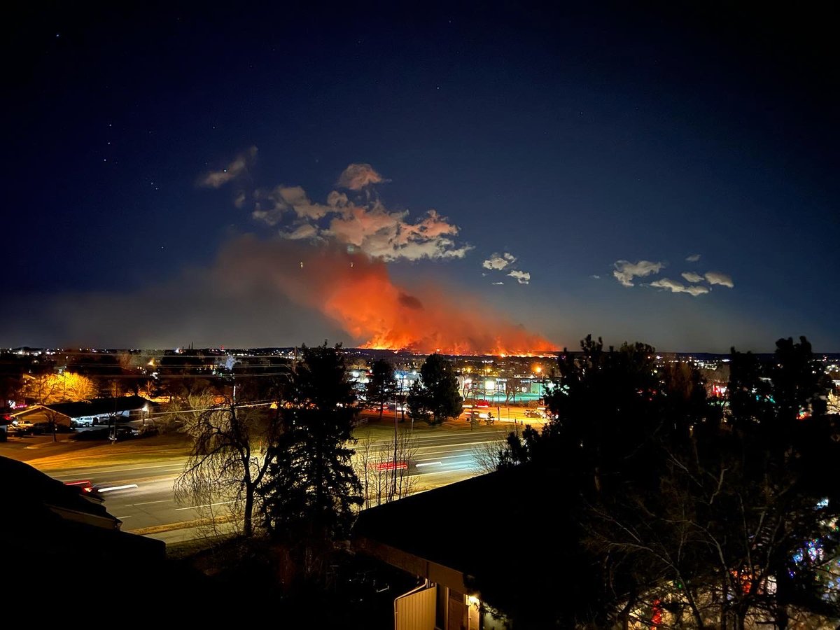 ScottyVG's tweet photo. View from Superior (Coalton Rd) this afternoon when we evacuated. Then took some photos from North Boulder. Heartbreaking #BoulderFire #MarshallFire https://t.co/vts3vqyvzy