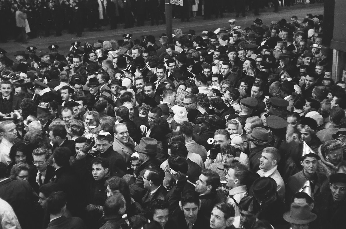 ChicagoMuseum's tweet photo. Happy New Year from CHM! 🎉// The #NewYearsEve crowd celebrating at State St. &amp; Randolph St., Chicago, Dec. 31, 1961. 📷: Chicago @Suntimes. See more: https://t.co/5NaIyveaKR #InTheLoopChi https://t.co/l1qIPHy0hJ