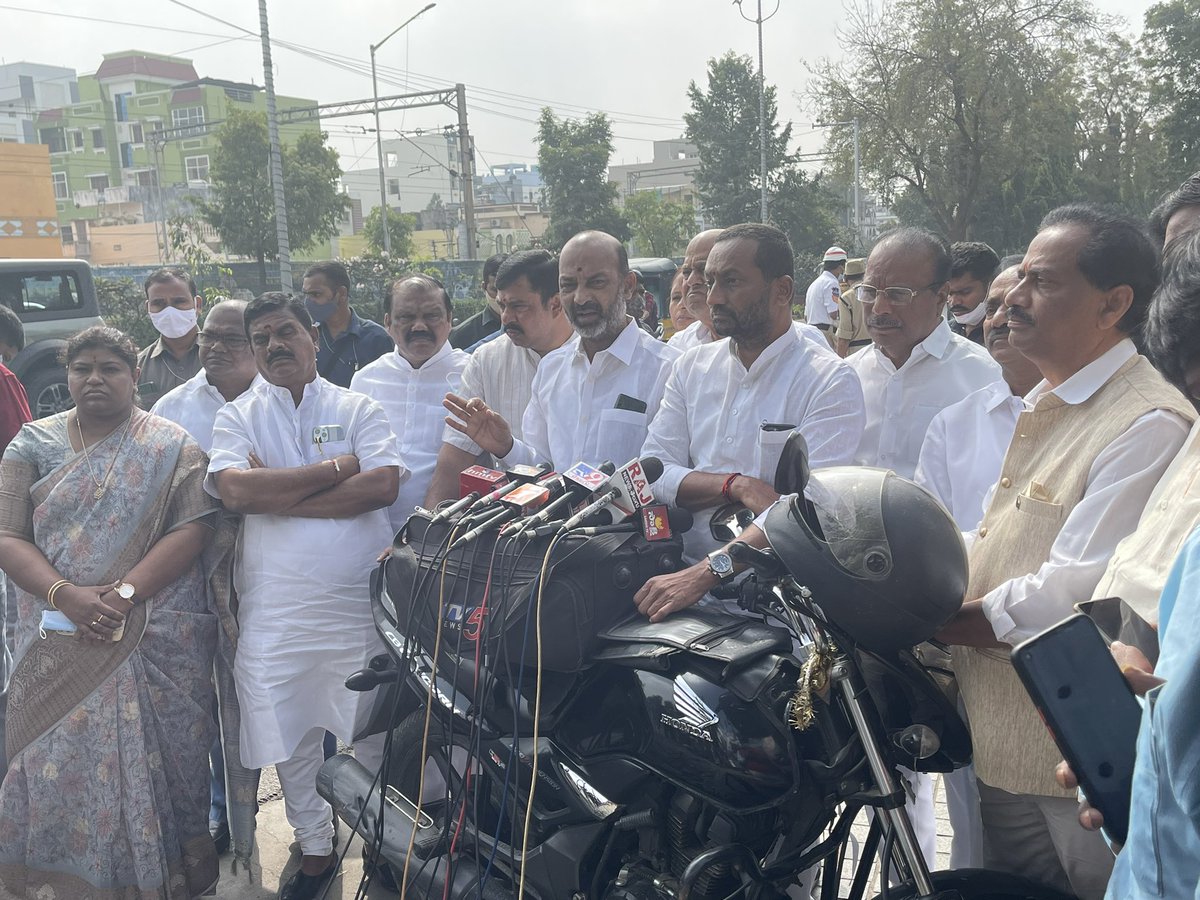 RaghunandanraoM's tweet photo. 317 జీవో వలన స్థానికత అంశంలో ప్రభుత్వ ఉద్యోగులు ఎదురుకుంటున్న ఇబ్బందులను తొలగించే విధంగా జీవోను సవరించాలని @BJP4Telangana రాష్ట్ర నాయకులతో కలిసి తెలంగాణ గవర్నర్ తమిళిసై సౌందర్ రాజన్ గారికి వినతి పత్రాన్ని అందజేసిన దుబ్బాక శాసనసభ్యులు మాధవనేని రఘునందన్ రావు. https://t.co/gkHWl0kMov
